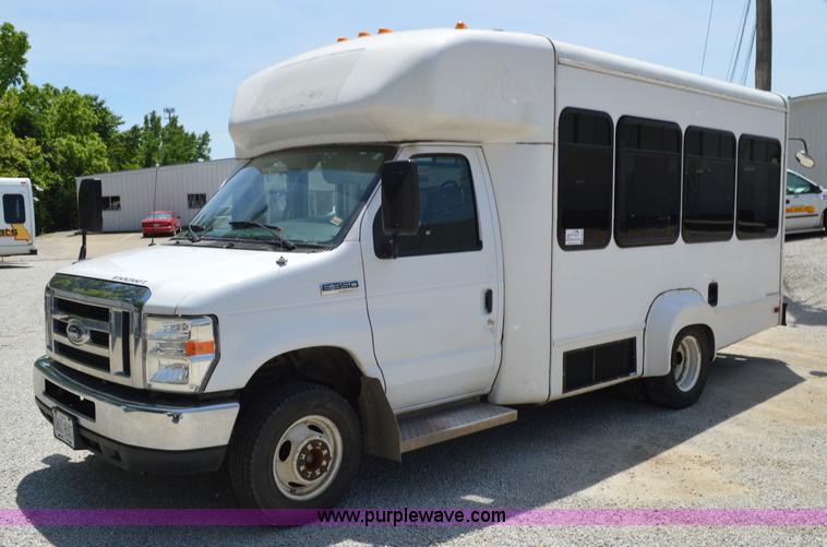 image for item G3579 2008 Ford E350 Super Duty Starcraft bus