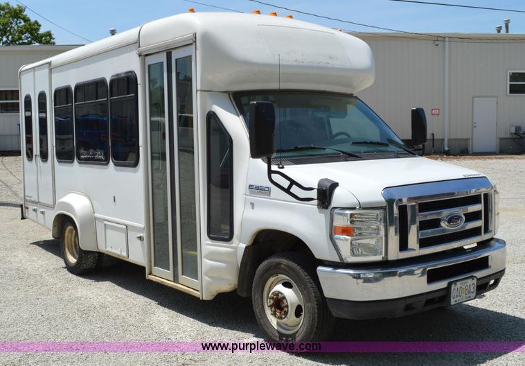 image for item G3579 2008 Ford E350 Super Duty Starcraft bus