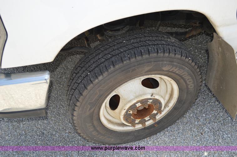 image for item G3579 2008 Ford E350 Super Duty Starcraft bus