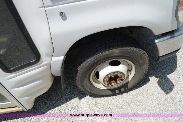 image for item G3579 2008 Ford E350 Super Duty Starcraft bus