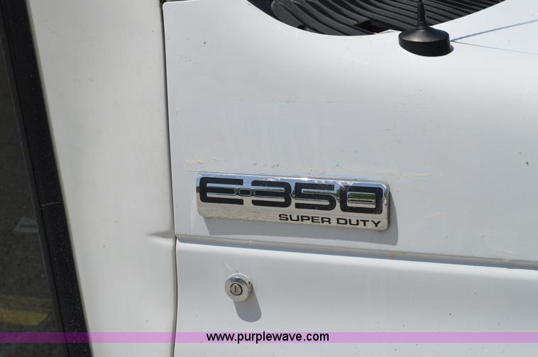 image for item G3579 2008 Ford E350 Super Duty Starcraft bus