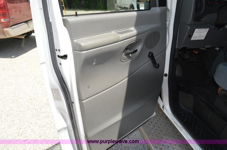 image for item G3579 2008 Ford E350 Super Duty Starcraft bus