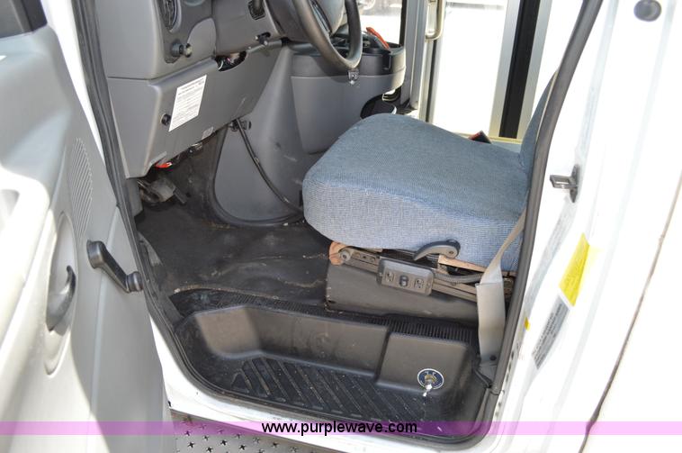 image for item G3579 2008 Ford E350 Super Duty Starcraft bus