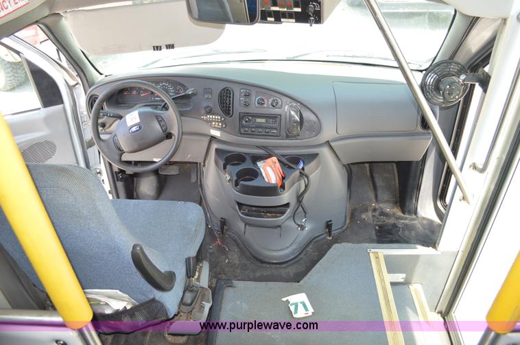 image for item G3579 2008 Ford E350 Super Duty Starcraft bus