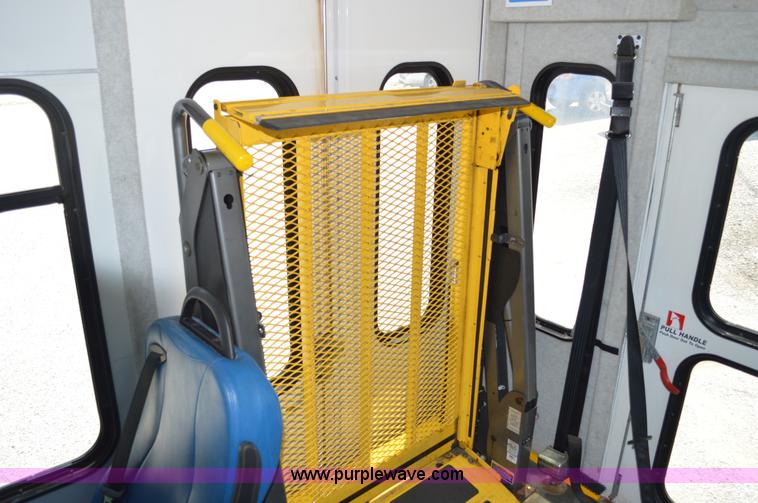 image for item G3579 2008 Ford E350 Super Duty Starcraft bus