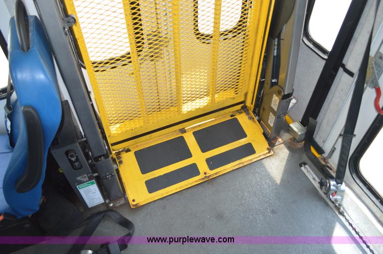 image for item G3579 2008 Ford E350 Super Duty Starcraft bus