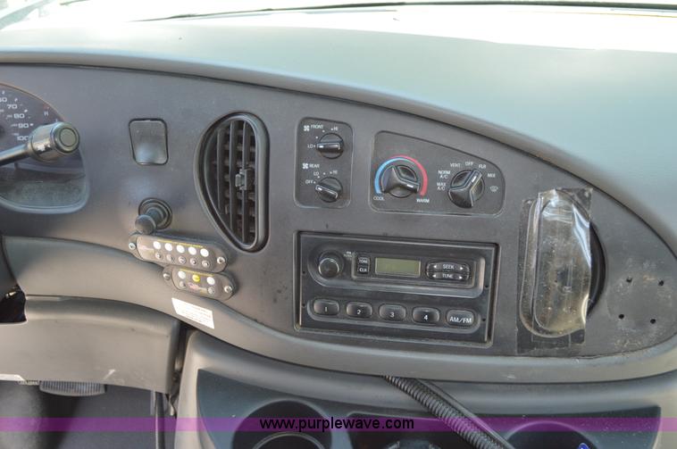 image for item G3579 2008 Ford E350 Super Duty Starcraft bus