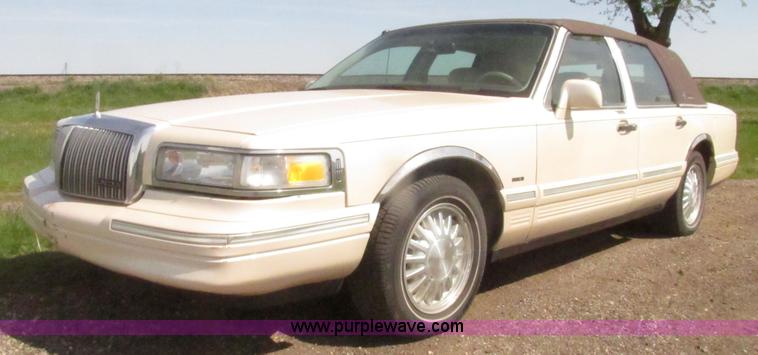 image for item H4639 1995 Lincoln Town Car Cartier