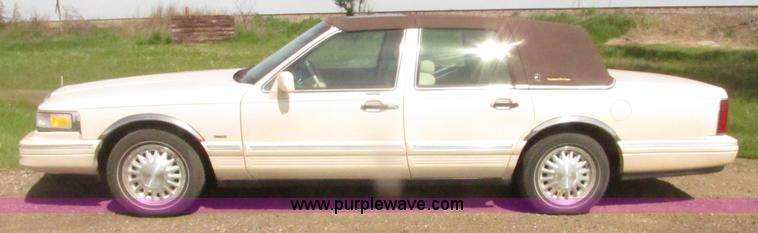 image for item H4639 1995 Lincoln Town Car Cartier