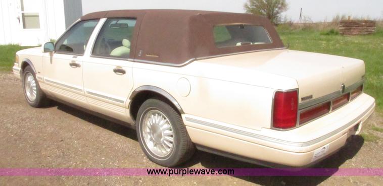image for item H4639 1995 Lincoln Town Car Cartier