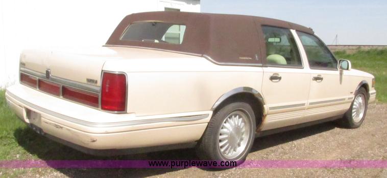 image for item H4639 1995 Lincoln Town Car Cartier