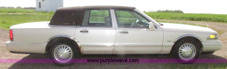 image for item H4639 1995 Lincoln Town Car Cartier