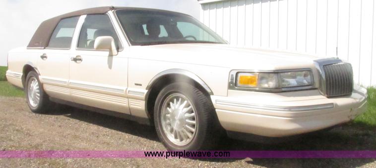 image for item H4639 1995 Lincoln Town Car Cartier