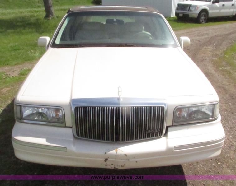 image for item H4639 1995 Lincoln Town Car Cartier