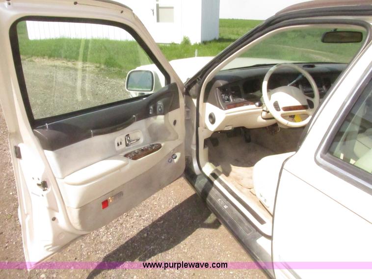 image for item H4639 1995 Lincoln Town Car Cartier