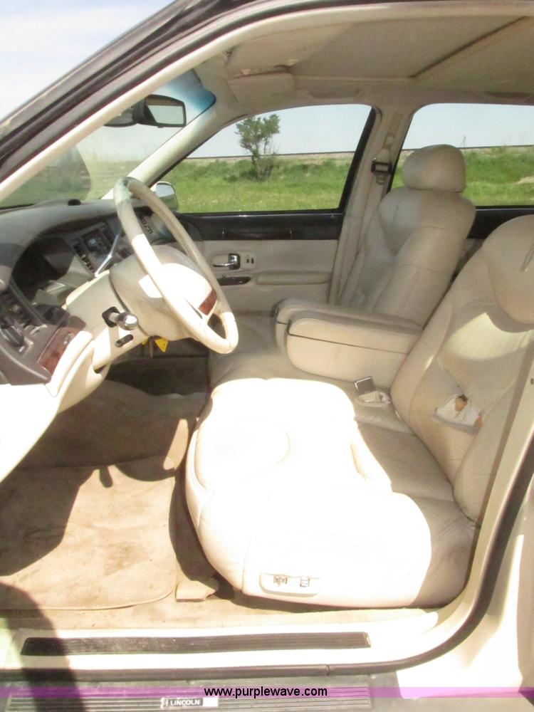 image for item H4639 1995 Lincoln Town Car Cartier