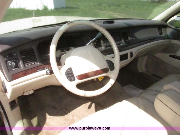 image for item H4639 1995 Lincoln Town Car Cartier