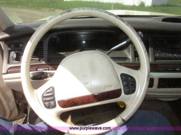 image for item H4639 1995 Lincoln Town Car Cartier