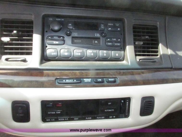 image for item H4639 1995 Lincoln Town Car Cartier