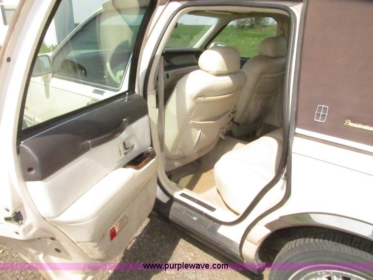 image for item H4639 1995 Lincoln Town Car Cartier