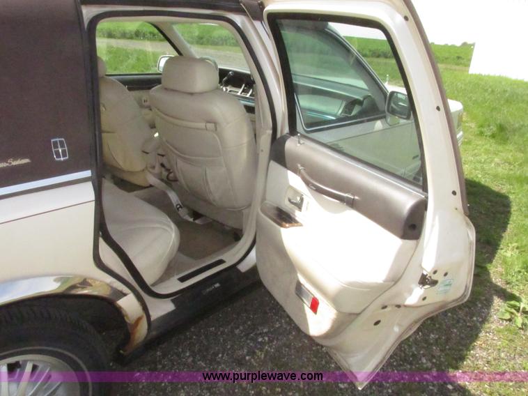 image for item H4639 1995 Lincoln Town Car Cartier