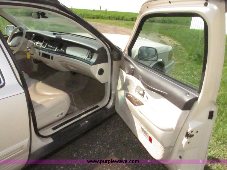 image for item H4639 1995 Lincoln Town Car Cartier