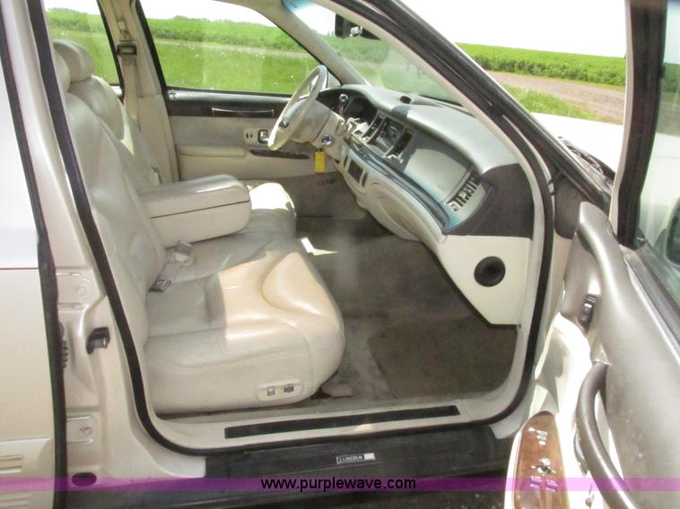 image for item H4639 1995 Lincoln Town Car Cartier