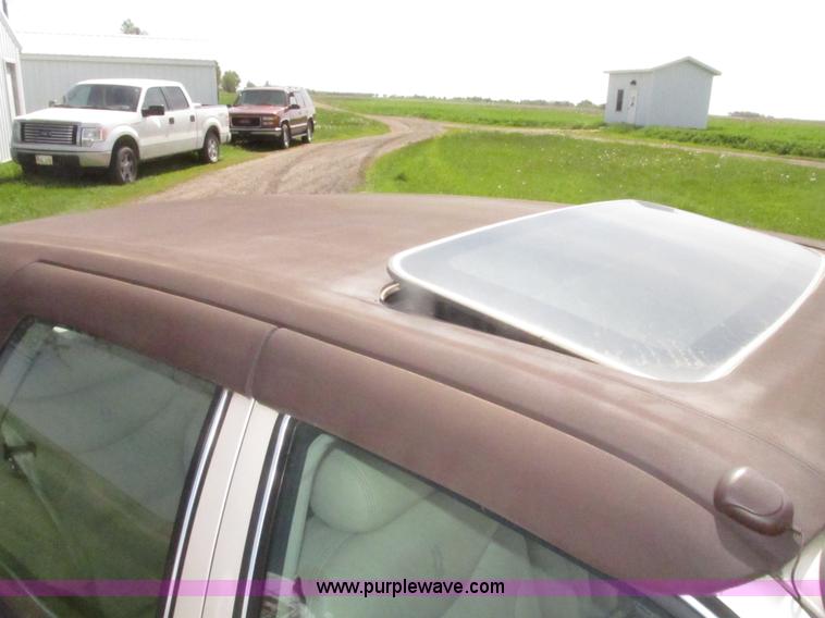 image for item H4639 1995 Lincoln Town Car Cartier