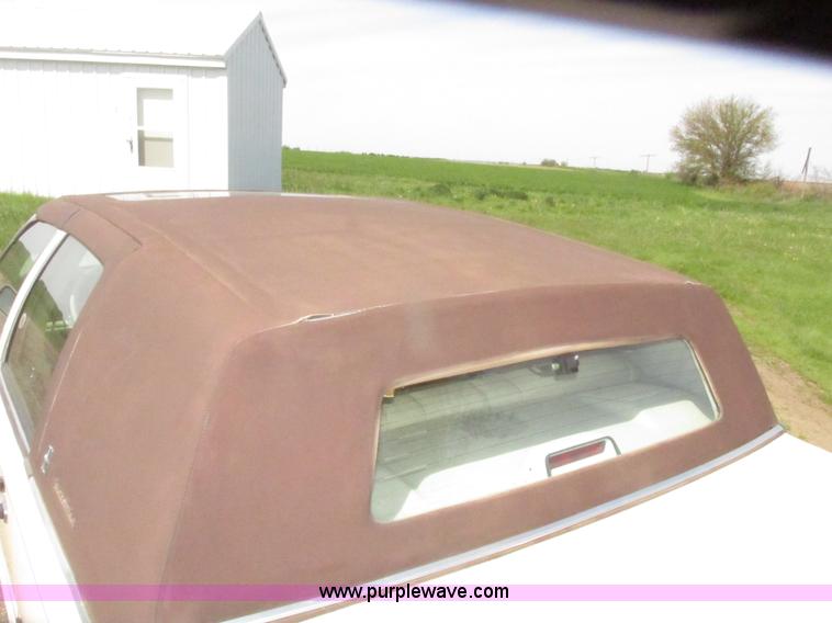 image for item H4639 1995 Lincoln Town Car Cartier