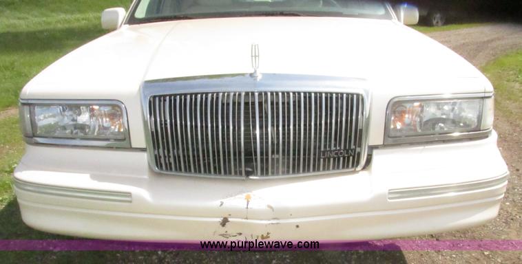 image for item H4639 1995 Lincoln Town Car Cartier