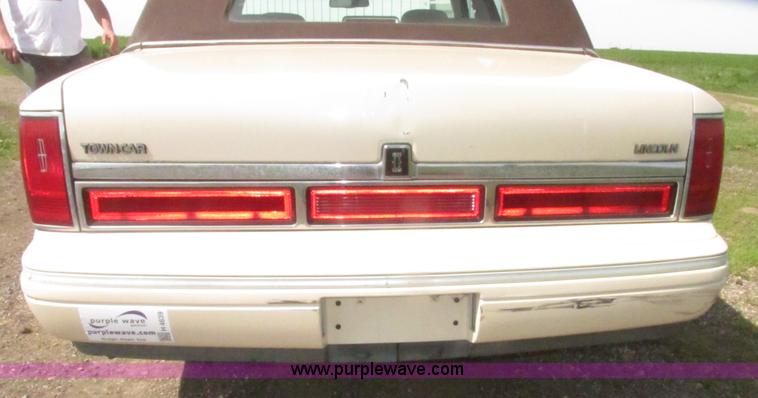 image for item H4639 1995 Lincoln Town Car Cartier