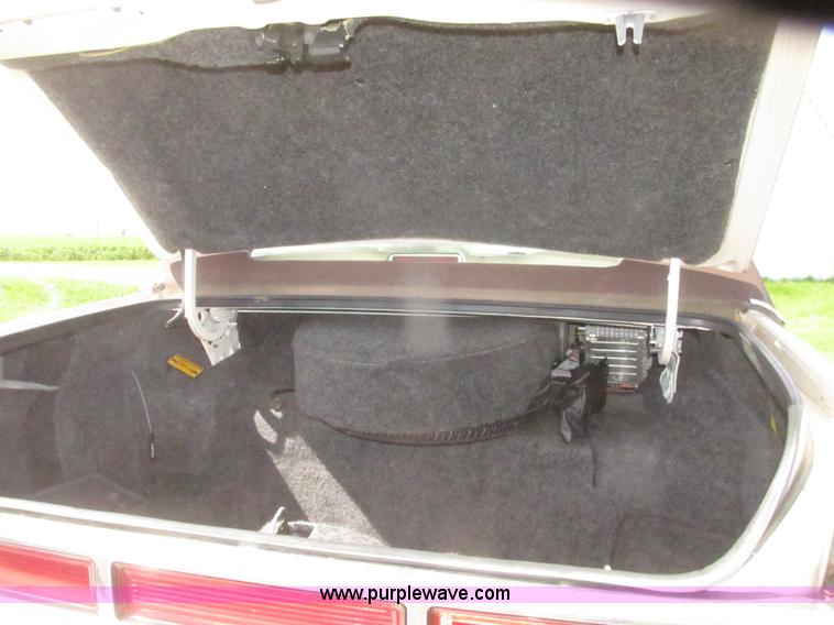 image for item H4639 1995 Lincoln Town Car Cartier