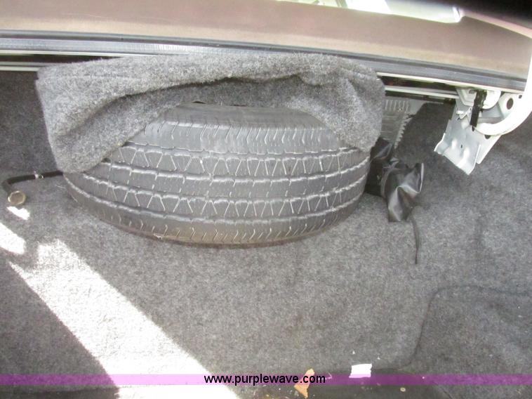 image for item H4639 1995 Lincoln Town Car Cartier