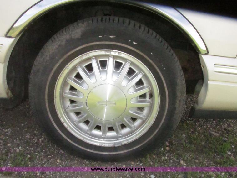 image for item H4639 1995 Lincoln Town Car Cartier