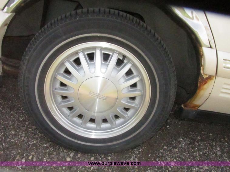 image for item H4639 1995 Lincoln Town Car Cartier
