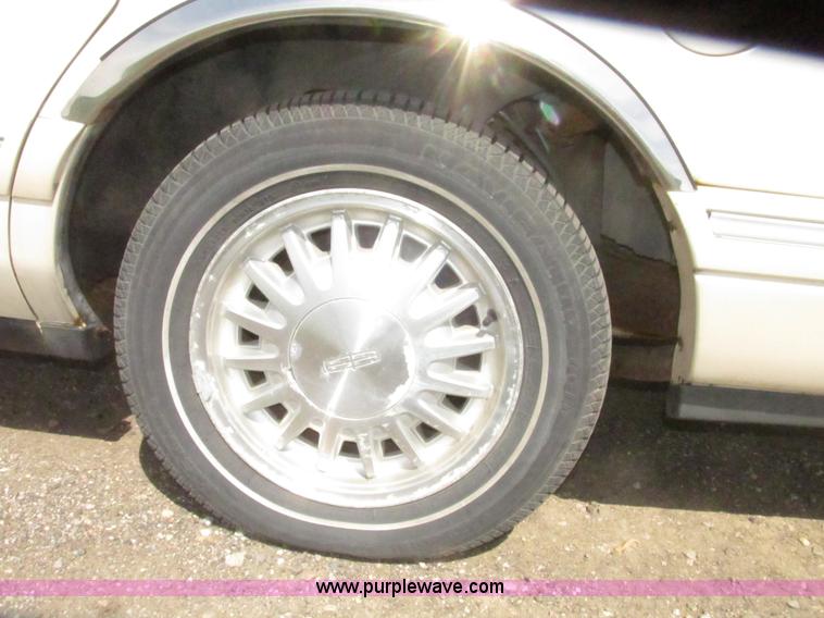 image for item H4639 1995 Lincoln Town Car Cartier