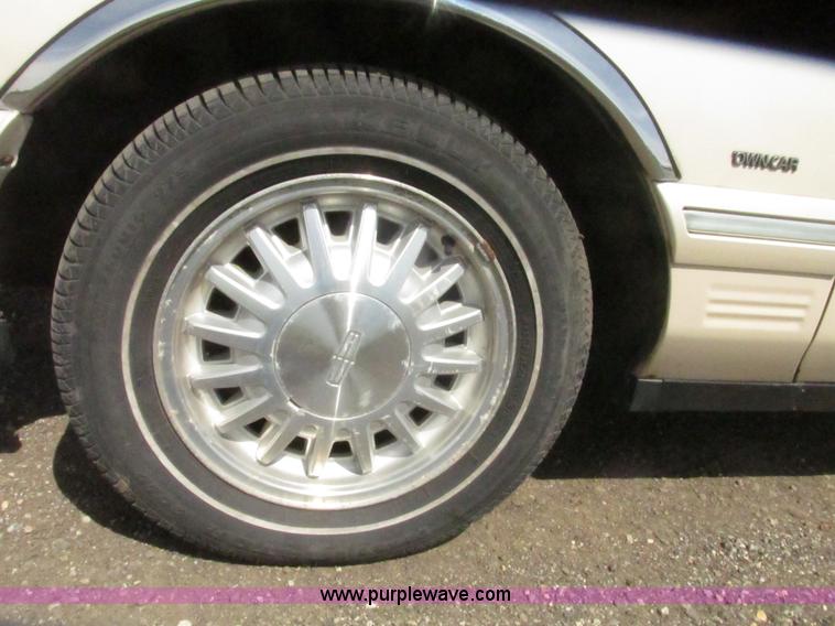image for item H4639 1995 Lincoln Town Car Cartier