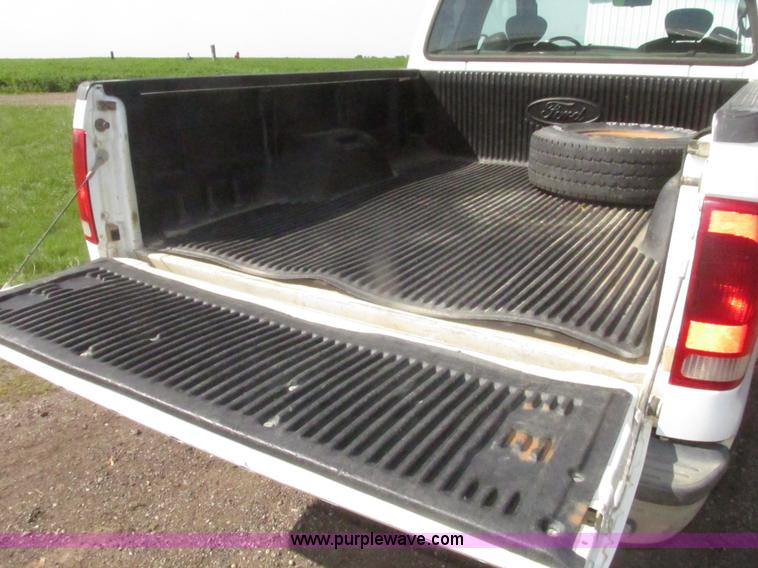 image for item H4640 2003 Ford F250 Super Duty XLT SuperCab pickup truck