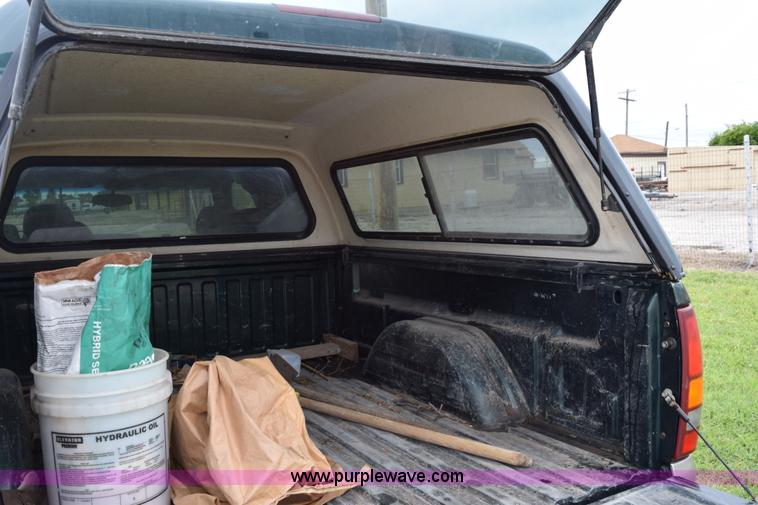 image for item H5073 2003 GMC Sierra 1500 Ext. Cab pickup truck