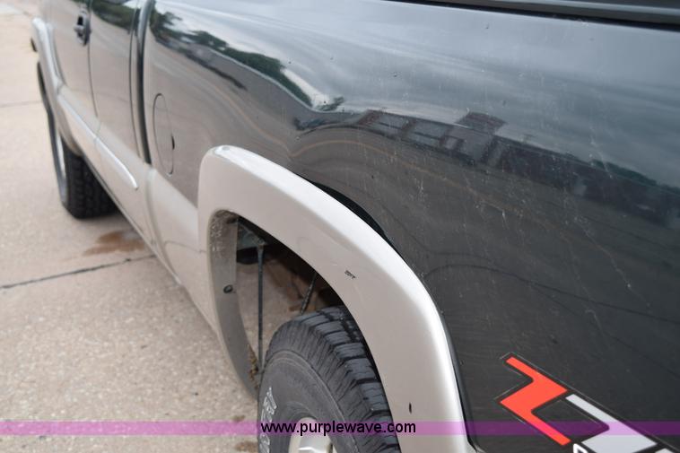 image for item H5073 2003 GMC Sierra 1500 Ext. Cab pickup truck