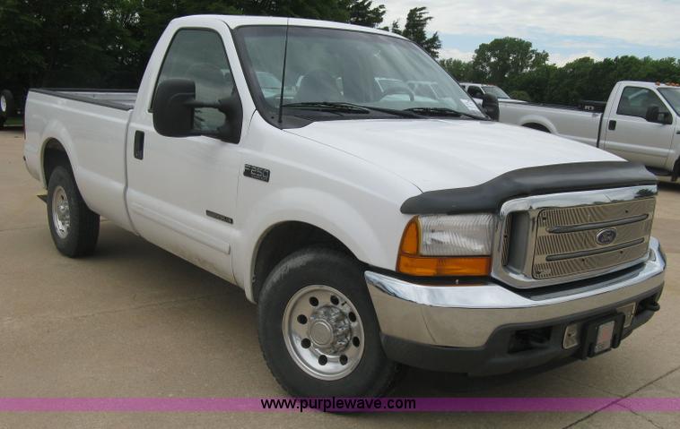 image for item H8540 2001 Ford F250 HD XLT pickup truck