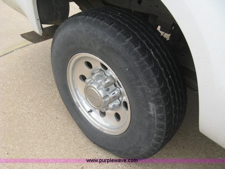 image for item H8540 2001 Ford F250 HD XLT pickup truck