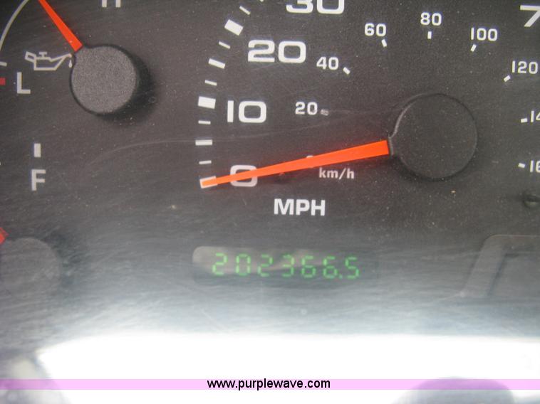 image for item H8542 2002 Ford F350 pickup truck