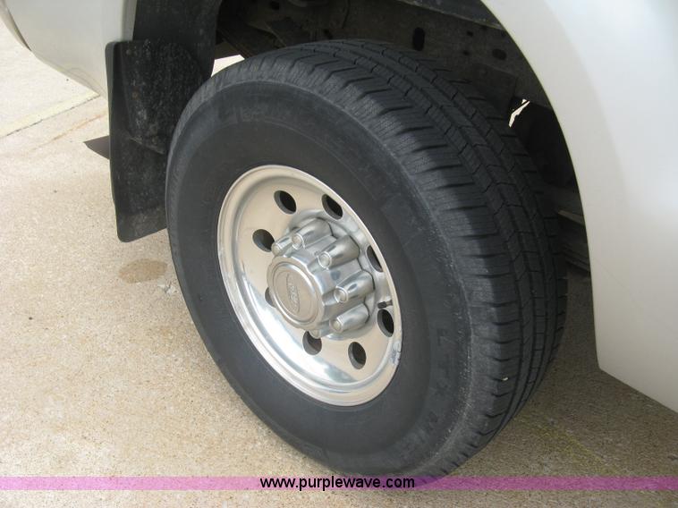 image for item H8542 2002 Ford F350 pickup truck