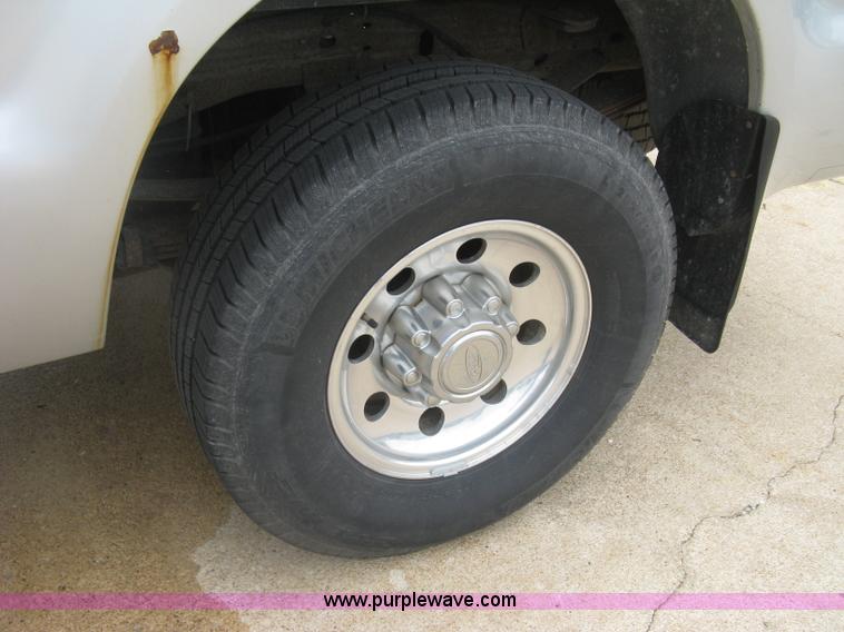 image for item H8542 2002 Ford F350 pickup truck