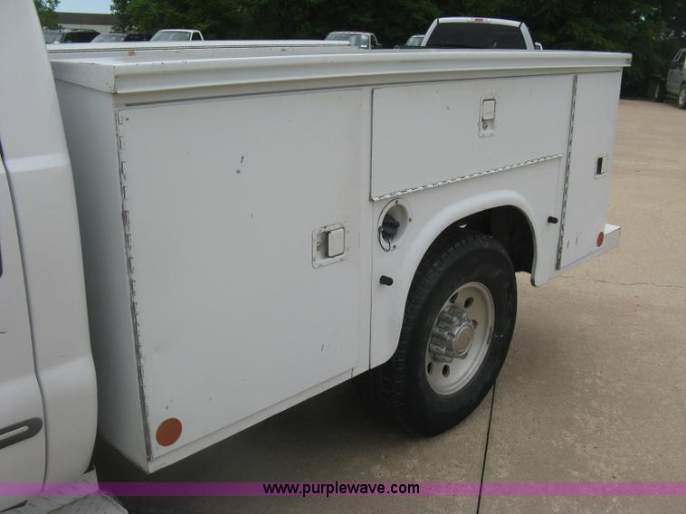 image for item H8545 2000 Ford F350 utility truck