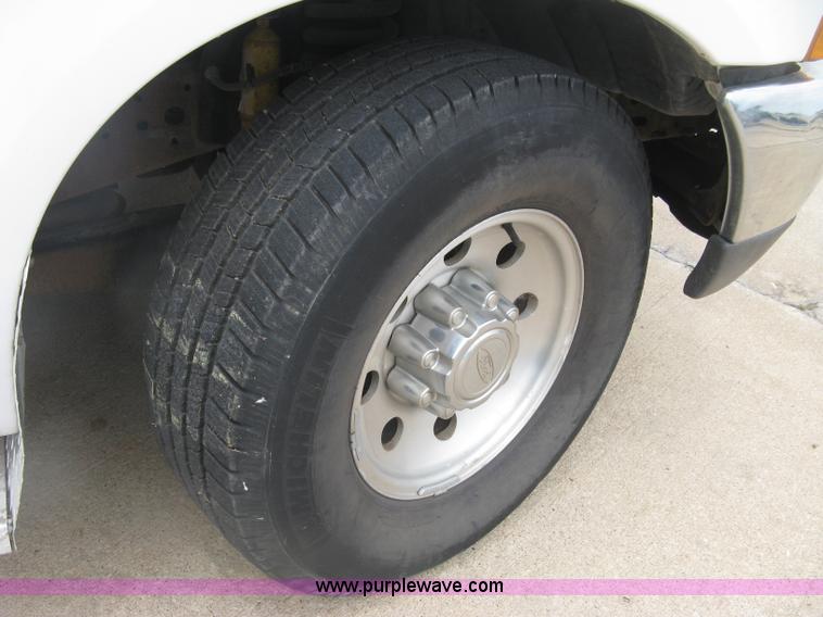 image for item H8545 2000 Ford F350 utility truck