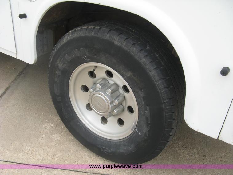 image for item H8545 2000 Ford F350 utility truck