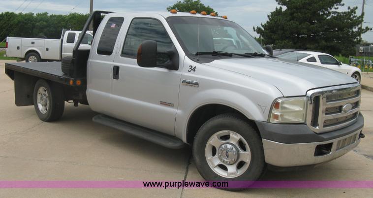 image for item H8546 2005 Ford F350 flatbed truck