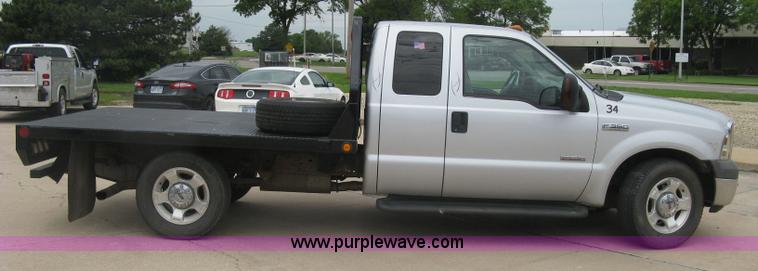 image for item H8546 2005 Ford F350 flatbed truck